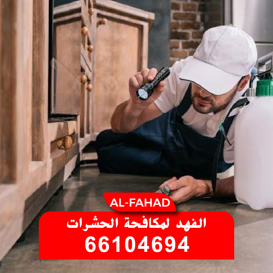 تطبيق عجينة الجل الألماني في زوايا خزائن المطبخ للقضاء على مستعمرات الصراصير نهائياً.